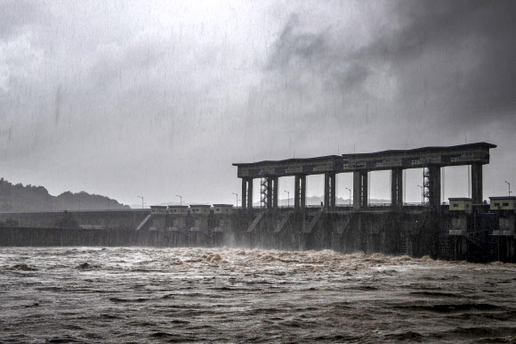 물 쏟아내는 군남댐