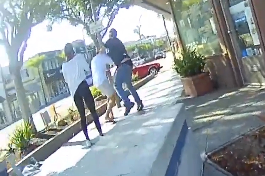 지난달 31일 로스앤젤레스 카운티 맨해튼비치에서 한 여성이 길을 가다 마스크를 쓰고 있지 않은 남성의 얼굴에 들고 있던 뜨거운 커피를 끼얹어 몸싸움이 벌어졌다.