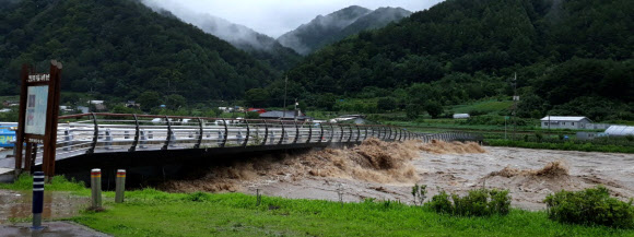 폭우에 상판 내려앉은 인제 양지교
