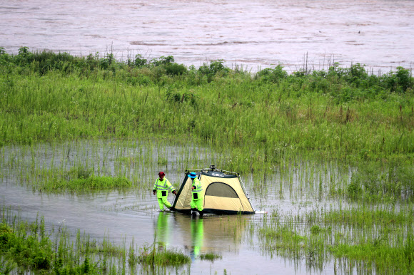 임진강 수위 상승에 텐트 철거