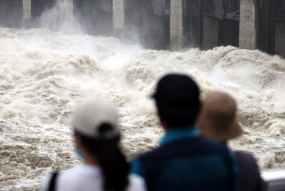 팔당댐 수문 개방