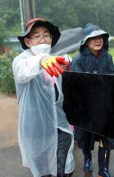 주호영, 빗속 수해 복구 동참