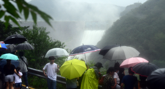 5일 강원도 춘천 소양강댐 앞에서 시민들과 취재진들이 3년만에 방류하는 댐의 모습을 바라보고 있다. 2020. 8. 5. 정연호 기자 tpgod@seoul.co.kr