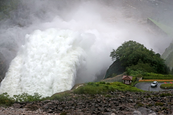 소양강댐 방류...거대한 물줄기