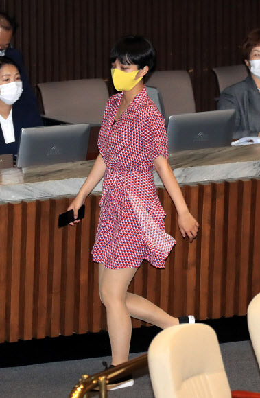 분홍색 원피스를 입은 정의당 류호정 의원이 지난 4일 국회 본회의에 참석하고 있다. 연합뉴스