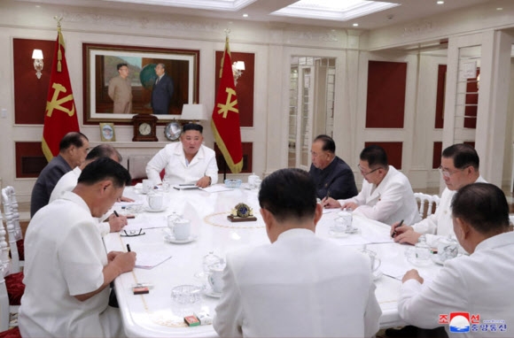 김정은, 정무국회의 첫 공개…‘코로나 봉쇄’ 개성에 식량·생활비 지원