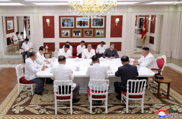 김정은, 정무국회의 첫 공개…‘코로나 봉쇄’ 개성에 식량·생활비 지원