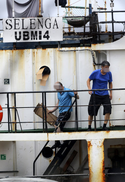 감천항에서 마스크 쓰지 않고 작업하는 러시아 선원