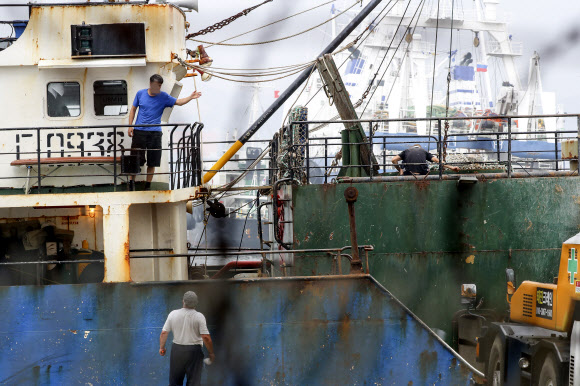 감천항에서 마스크 쓰지 않고 작업하는 러시아 선원