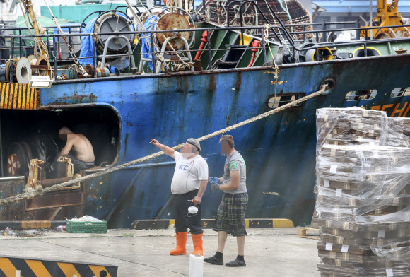 감천항에서 마스크 쓰지 않고 작업하는 러시아 선원