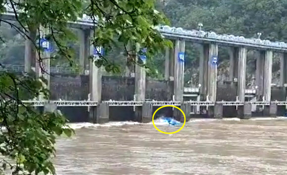 의암댐으로 떠밀려가는 선박