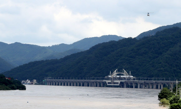 의암댐 사고 선박 수색하는 헬기