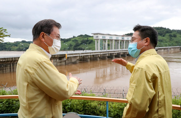 수자원공사 관계자로부터 상황 보고 받는 문 대통령