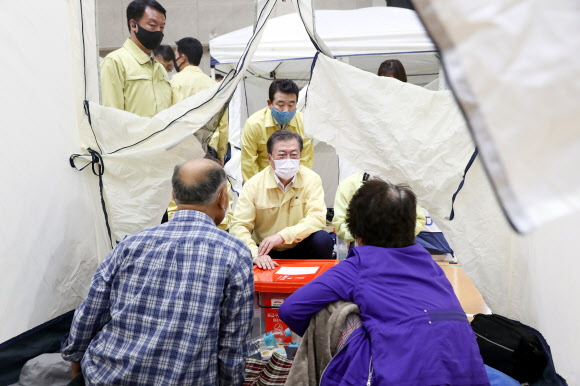 이재민 위로하는 문 대통령