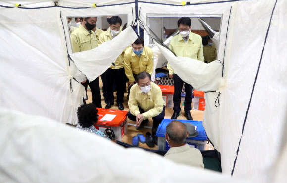 이재민과 대화 나누는 문 대통령