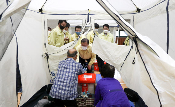 문 대통령, 이재민 임시주거시설 방문