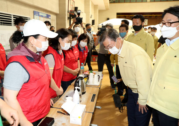 자원봉사자 격려하는 문 대통령