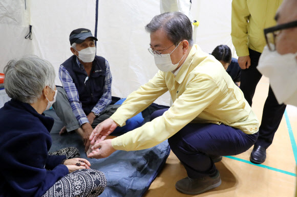 이재민 임시주거시설 방문한 문 대통령