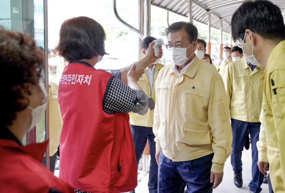 발열 검사 하는 문 대통령