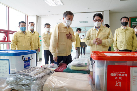 구호 물품 살피는 문 대통령