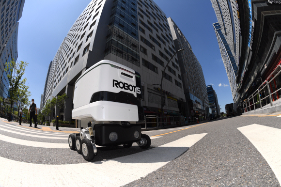로보티즈 배달로봇이 서울 강서구 마곡동에서 주행시험을 하고 있다. 국내 최초로 로봇분야 규제샌드박스 실증특례 통과로 인도와 횡단보도를 통한 운행 허가를 받았으며 미래에는 5G 통신망을 이용한 로봇이 상용화될 전망이다.