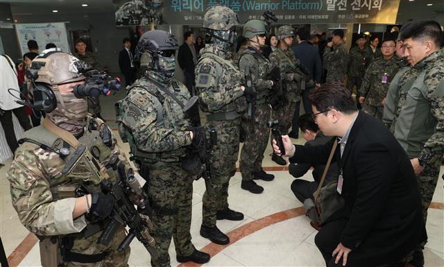 국회 의원회관에서 열린 ‘5대 게임체인저 워리어 플랫폼 군 전투피복 착용체계 정립 및 첨단기술 적용 방안 세미나’에서 장병들이 첨단기술이 적용된 전투피복을 선보이고 있다. 서울신문 DB