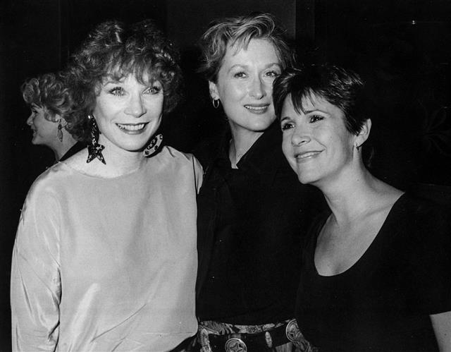할리우드 스타 셜리 매클레인(왼쪽), 캐리 피셔(오른쪽)와 함께한 메릴 스트리프(가운데). 캐리 피셔의 자전적 소설을 각색한 영화 ‘헐리웃 스토리’(1990)에서 메릴은 본래 자신의 모습과 목소리에 가장 가까운 인물을 연기했다는 평을 받는다. 현암사 제공