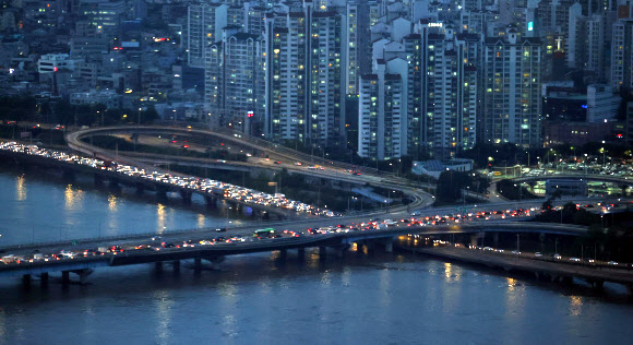 팔당댐과 소양강댐 방류로 한강 수위가 높아짐에 따라 올림픽대로와 강변북로 일부 구간 통행이 통제된 6일 오후 서울 마포대교와 강변북로 일대가 퇴근길 차량들로 막히고 있다. 2020.8.6  연합뉴스