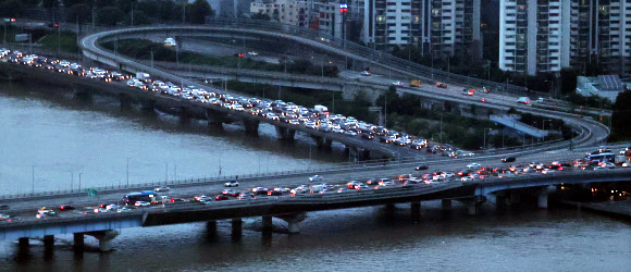 팔당댐과 소양강댐 방류로 한강 수위가 높아짐에 따라 올림픽대로와 강변북로 일부 구간 통행이 통제된 6일 오후 서울 마포대교와 강변북로 일대가 퇴근길 차량들로 막히고 있다. 2020.8.6  연합뉴스