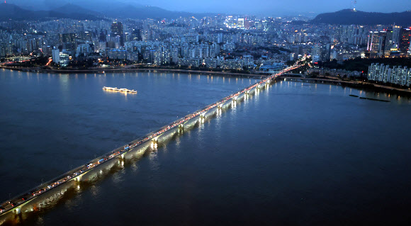 팔당댐과 소양강댐 방류로 한강 수위가 높아짐에 따라 올림픽대로와 강변북로 일부 구간 통행이 통제된 6일 오후 서울 원효대교 위로 퇴근길 차량들이 정체를 빚고 있다. 2020.8.6  연합뉴스