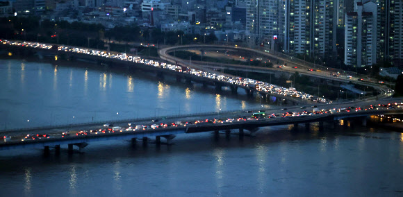 팔당댐과 소양강댐 방류로 한강 수위가 높아짐에 따라 올림픽대로와 강변북로 일부 구간 통행이 통제된 6일 오후 서울 마포대교와 강변북로 일대가 퇴근길 차량들로 막히고 있다. 2020.8.6  연합뉴스