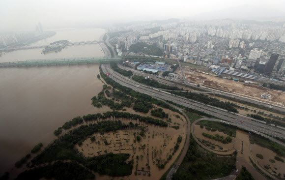 물에잠긴 한강공원과 통제 중인 올림픽대로