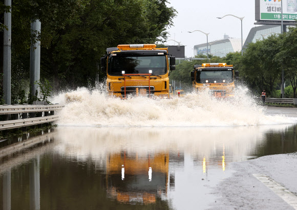 올림픽대로 침수도로 복구작업 한창