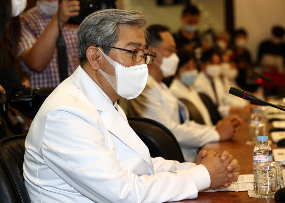 장관 발언 듣는 윤동섭 연세의료원장