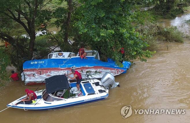 의암댐 선박 전복 사고 발생 이틀째인 7일 강원 춘천시 남산면 춘성대교 인근 북한강에서 사고 경찰정이 발견돼 경찰이 수색에 나서고 있다. 연합뉴스