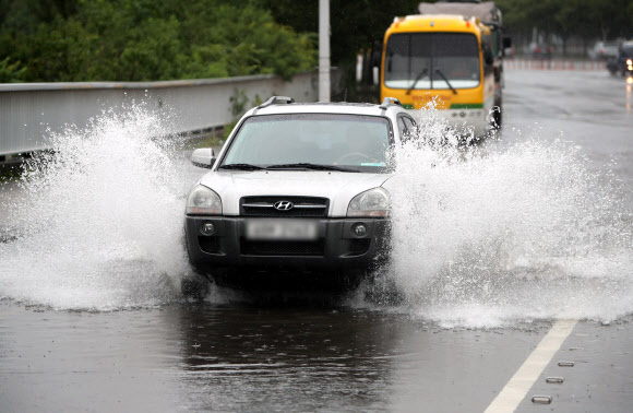 대구에 폭우…물보라 일으키는 차량