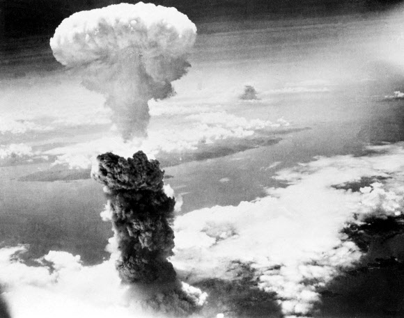 1945년 미국군에 의해 공개된 일본 나가사키 원자 폭탄 투하 당시 모습. AP 연합뉴스