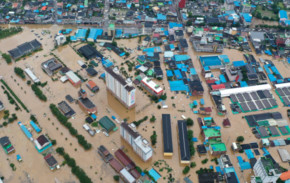 지난 8일 오후 전남 구례군 구례읍 주택가가 폭우로 침수돼 있다. 연합뉴스