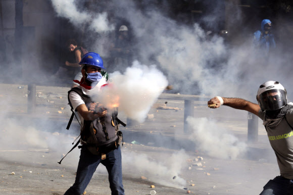 레바논 베이루트 폭발 참사 나흘 만인 8일(이하 현지시간) 정치인들과 정부의 무능에 분노한 시위대원들이 베이루트 도심에서 진압 경찰에 맞서고 있다. 베이루트 AP 연합뉴스 