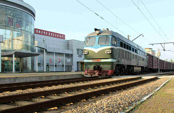 북한 노동당 기관지 노동신문은 9일 1면에 신종 코로나바이러스 감염증(코로나19)으로 봉쇄된 개성에 지난 7일 특별지원물자가 전달됐다고 보도했다. 사진은 물자를 실은 열차가 개성역에 도착한 모습. 2020.8.9  노동신문 홈페이지 캡처