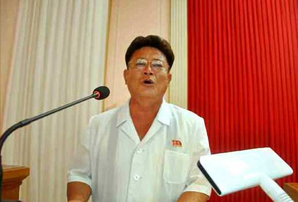 북한 노동당 기관지 노동신문은 9일 1면에 신종 코로나바이러스 감염증(코로나19)으로 봉쇄된 개성에 지난 7일 특별지원물자가 전달됐다고 보도했다. 신문은 개성시당 회의실에서 시민들에게 물자가 전달됐으며, 리만건 당중앙위원회 제1부부장이 전달사를 한 뒤 개성시민들의 토론이 있었다고 전했다. 2020.8.9  노동신문 홈페이지 캡처