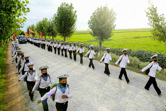 북한 노동당 기관지 노동신문은 9일 3면에 황해북도 은파군 대청리 수해지역에 투입된 인민군대가 피해현장 복구 작업에 나선 모습을 소개했다. 신문은 인민군대가 도로 복구, 제방 보수, 지대 정리, 농작물 세우기 등의 작업을 진행했다고 전했다. 2020.8.9  노동신문 홈페이지 캡처