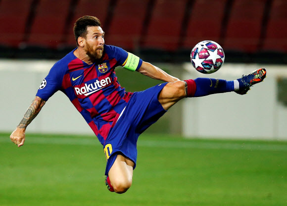 바르셀로나의 공격수 리오넬 메시가 8일(현지시간) 스페인 바르셀로나의 캄노우에서 열린 2019-2020시즌 UEFA 챔피언스리그 16강 2차전 나폴리와의 홈경기에서 맹활약을 펼치고 있다. EPA 연합뉴스