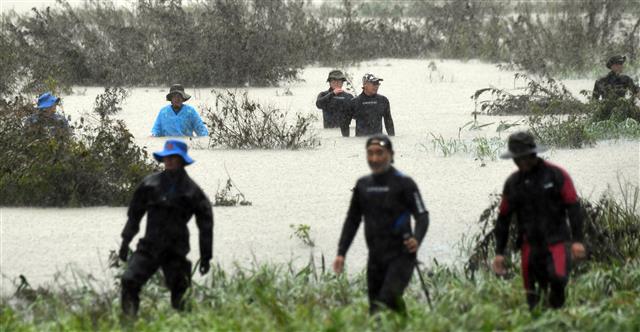 의암댐 선박 전복 사고 발생 나흘째인 9일 한국구조연합회 춘천지역대 민간부문 수색조가 강원도 춘천시 백양리역 인근 북한강변에서 실종자를 수색을 하고 있다. 한편 이날 중부지방 호우 특보로 수색에 어려움을 겪고 있다. 지난 6일 강원 춘천시 의암댐 인근에서 수초 섬을 고정 작업하던 민간 고무보트와 춘천시청 행정선(환경감시선), 경찰정 등 선박 3척이 전복돼 2명 구조, 3명 사망, 3명 실종된 상황이다. 2020.8.9 뉴스1