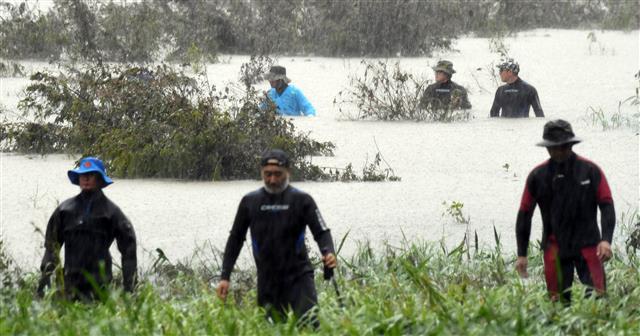 의암댐 선박 전복 사고 발생 나흘째인 9일 한국구조연합회 춘천지역대 민간부문 수색조가 강원도 춘천시 백양리역 인근 북한강변에서 실종자를 수색을 하고 있다. 한편 이날 중부지방 호우 특보로 수색에 어려움을 겪고 있다. 지난 6일 강원 춘천시 의암댐 인근에서 수초 섬을 고정 작업하던 민간 고무보트와 춘천시청 행정선(환경감시선), 경찰정 등 선박 3척이 전복돼 2명 구조, 3명 사망, 3명 실종된 상황이다. 2020.8.9 뉴스1