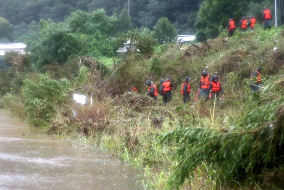 의암댐 선박 전복 사고 발생 나흘째인 9일 강원 춘천시 서면 당림리 인근 북한강에서 군장병들이 실종자 수색에 나서고 있다. 지난 6일 오전 강원 춘천시 의암댐 인근에서 인공 수초섬을 고정 작업하던 민간 고무보트와 춘천시청 행정선(환경감시선), 경찰정 등 선박 3척이 전복되는 사고가 나 현재 3명이 실종 상태다. 2020.8.9  연합뉴스