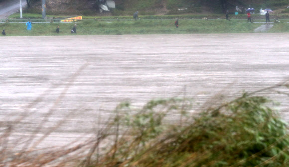 의암댐 선박 전복 사고 발생 나흘째인 9일 강원 춘천시 서면 당림리 인근 북한강에서 소방, 경찰, 군장병 등이 실종자 수색에 나서고 있다. 지난 6일 오전 강원 춘천시 의암댐 인근에서 인공 수초섬을 고정 작업하던 민간 고무보트와 춘천시청 행정선(환경감시선), 경찰정 등 선박 3척이 전복되는 사고가 나 현재 3명이 실종 상태다. 2020.8.9  연합뉴스