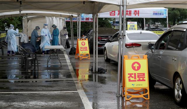 경기 고양시가 소규모교회 집단감염 확산이 빠르게 진행됨에 따라 9일부터 ‘고양안심카 선별진료소’ 재운영에 들어갔다. 9일 고양시 덕양구 주교 제1공영주차장에 마련된 ‘고양안심카 선별진료소’에서 시민들이 검체 채취를 하고 있다. 2020.8.9 뉴스1