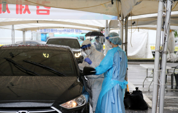 9일 경기도 고양시가 재운영에 들어간 고양안심카 선별진료소에서 시민들이 검사를 받고 있다. 드라이브스루 방식의 ‘고양안심카 선별진료소’는 오는 21일까지 재운영되며 고양시민 누구나 이 기간 오전 10시부터 오후 1시까지 무료로 검사받을 수 있다. 2020.8.9  연합뉴스