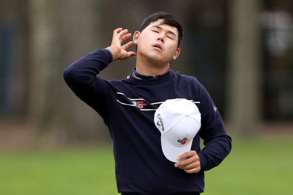 김시우가 9일 미국 샌프란시스코의 TPC 하딩파크(파70)에서 열린 PGA 챔피언십 3라운드 3번홀에서 손가락으로 굳어진 목을 풀고 있다. [AFP 연합뉴스]